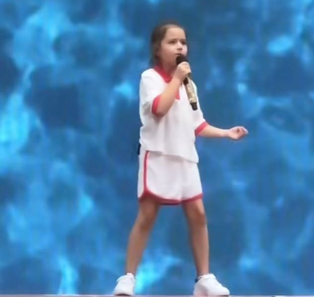 Гагарина вывела 7-летнюю дочь Мию, лицо которой не показывала много лет, на сцену