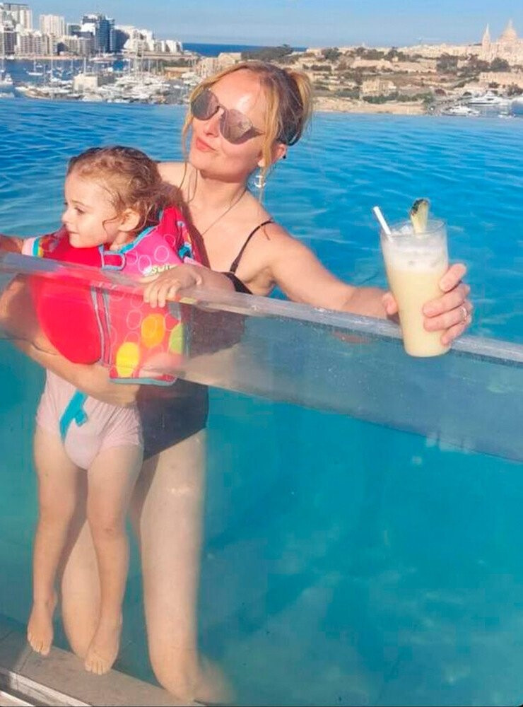 34-летняя дочь Задорнова, Елена, снялась в купальнике после рождения третьего ребенка