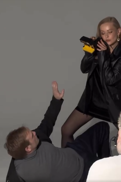 Пересильд снялась на фото с Михаилом Тройником, лежащим между ее ног