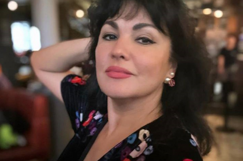 Нетребко снялась под дождем в откровенных позах на улицах Милана