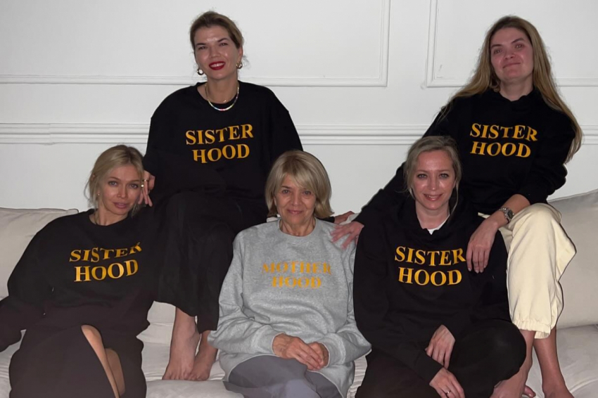 Певица Вера Брежнева снялась на новом фото с тремя сестрами и матерью