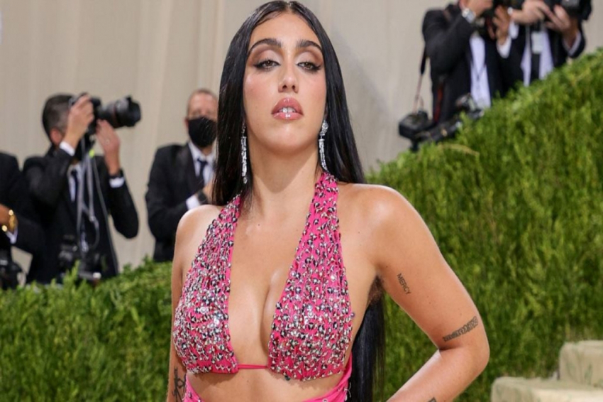 Дочь Мадонны Лурдес сняли на фестивале Parklife в откровенном топе с вырезами на груди