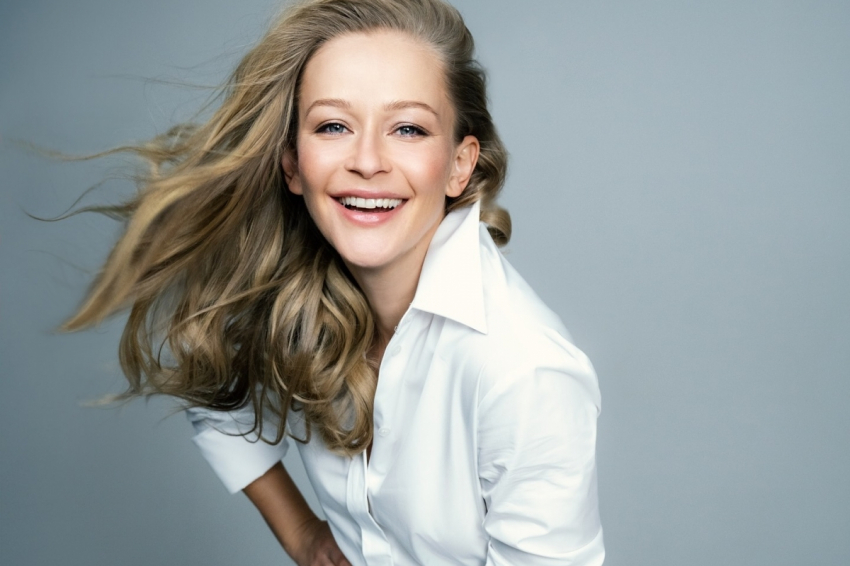 Пересильд снялась на фото с Михаилом Тройником, лежащим между ее ног