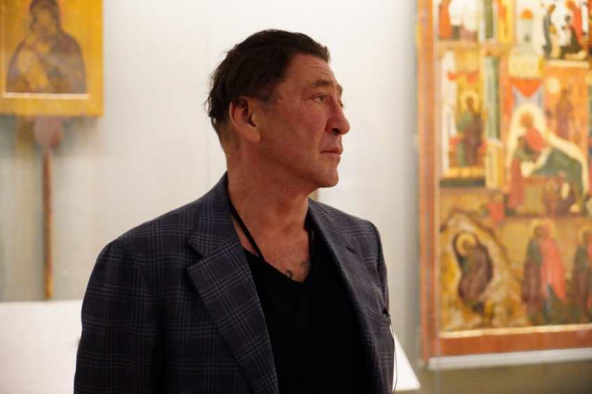 Певец Лепс не отказался помянуть Анастасию Заворотнюк пирожком на церемонии прощания