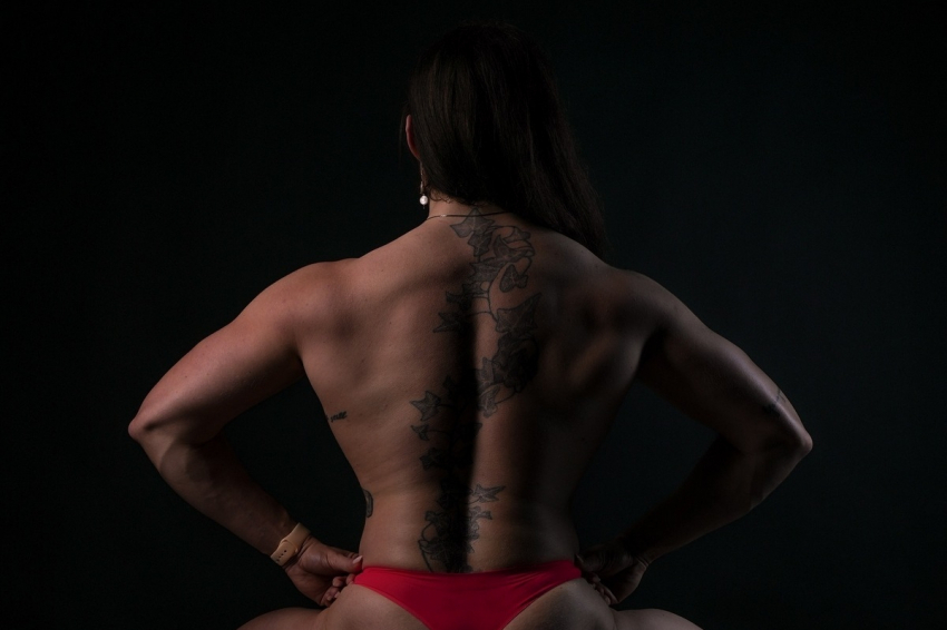 Дочь Шукшиной Анна показала атлетическую фигуру, снявшись без бюстгальтера