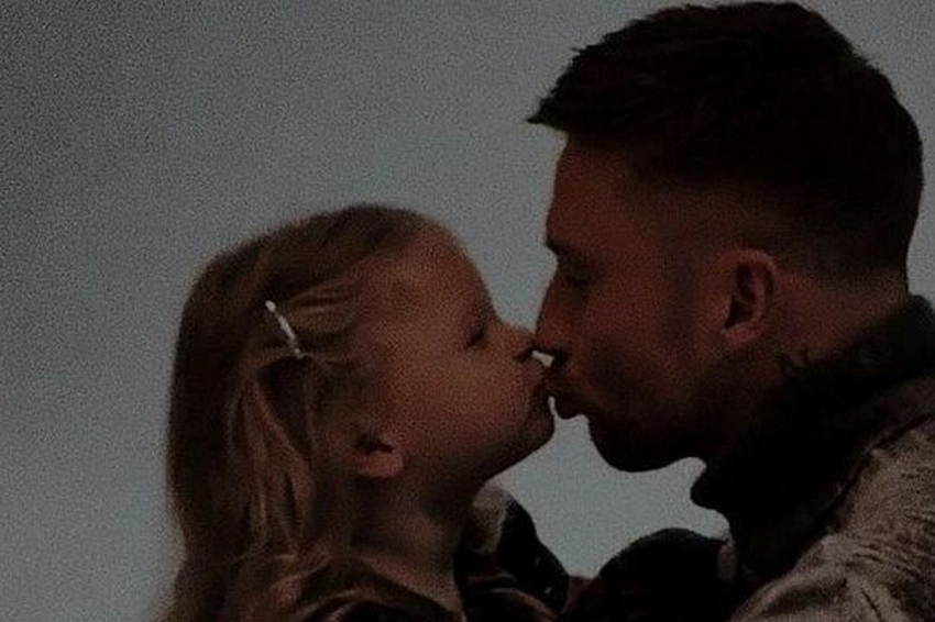 Сергей Лазарев снял фото, как расплетает косички дочери на отдыхе