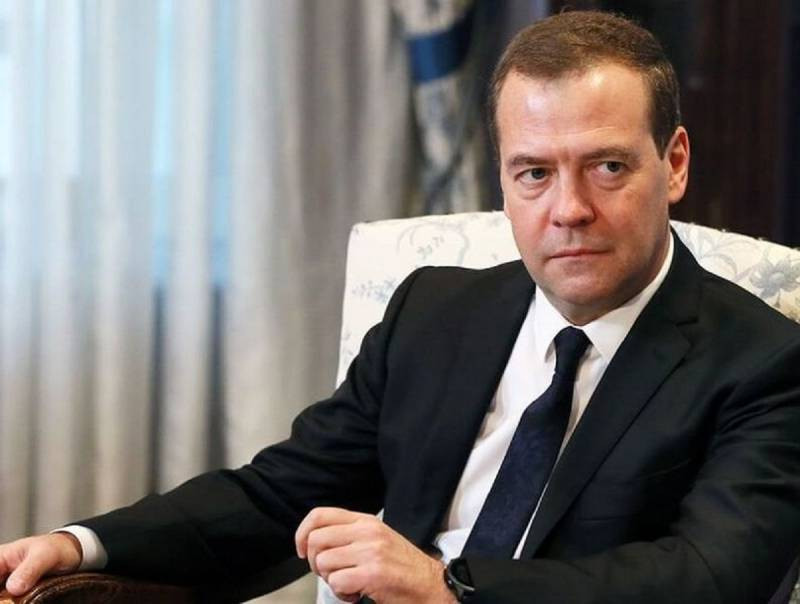 Медведев выразил возмущение по поводу видео с расстрелом нашего бойца