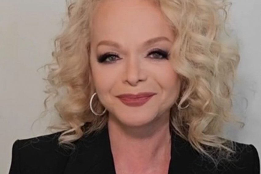 Лариса Долина испугалась подаренных цветов и быстро отдала их