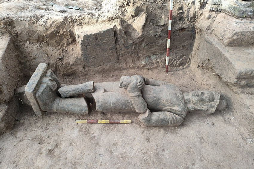 Статуя стража из песчаника найдена в Камбодже