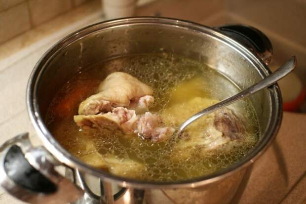 Почему многие люди сливают «первую воду» при варке мяса, и нужно ли это делать