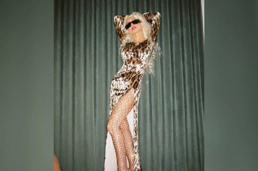 Экстремально похудевшая певица Кристина Агилера сфотографировалась в леопардовом платье с разрезом до бедра