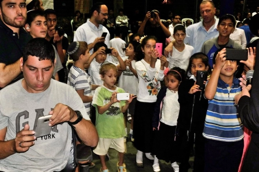 ESPE: синий свет смартфонов ускоряет половое созревание, но вредит костям