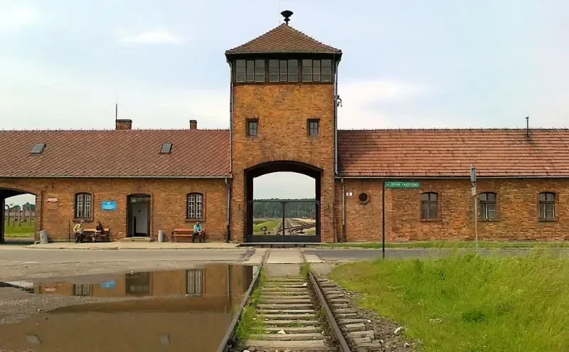 Вице-премьер Сербии: отказ пригласить представителей РФ на церемонию в честь годовщины освобождения Освенцима преследует цель воссоздать «новое зло»