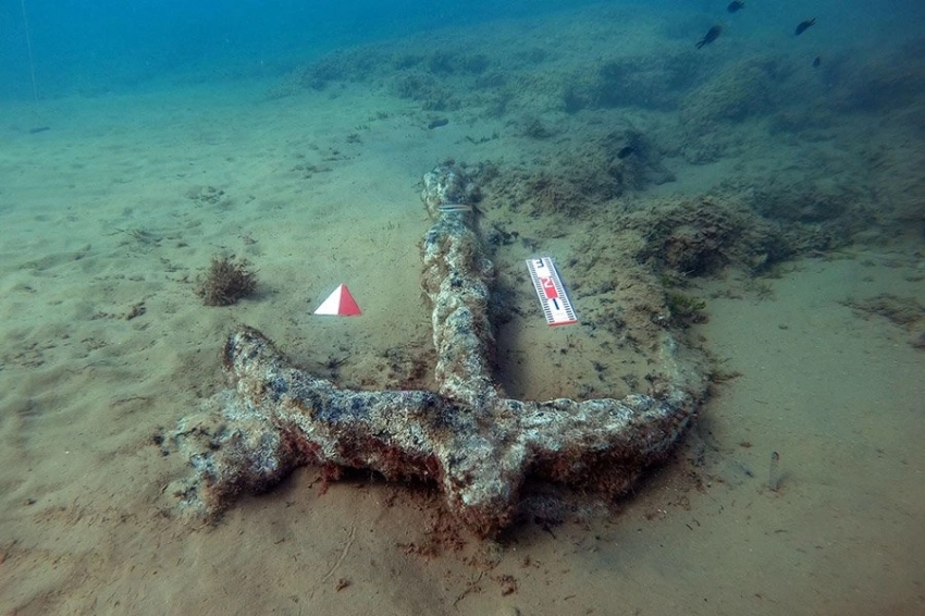 У берегов Сицилии дайверы обнаружили затонувшее 2500 лет судно и якоря 