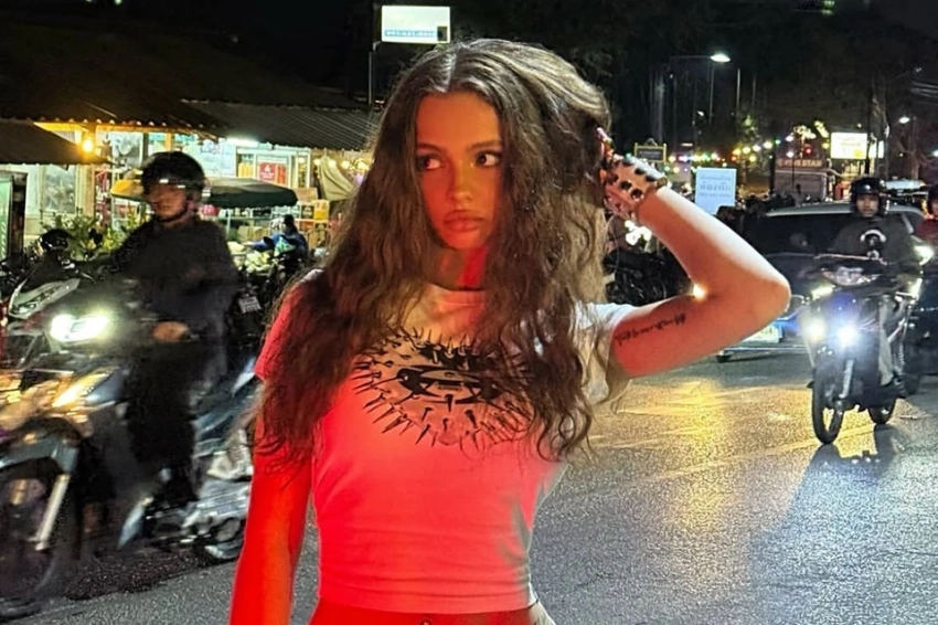 Улетевшая в США блогер Карнавал удивила своим безэмоциональным лицом на американских горках