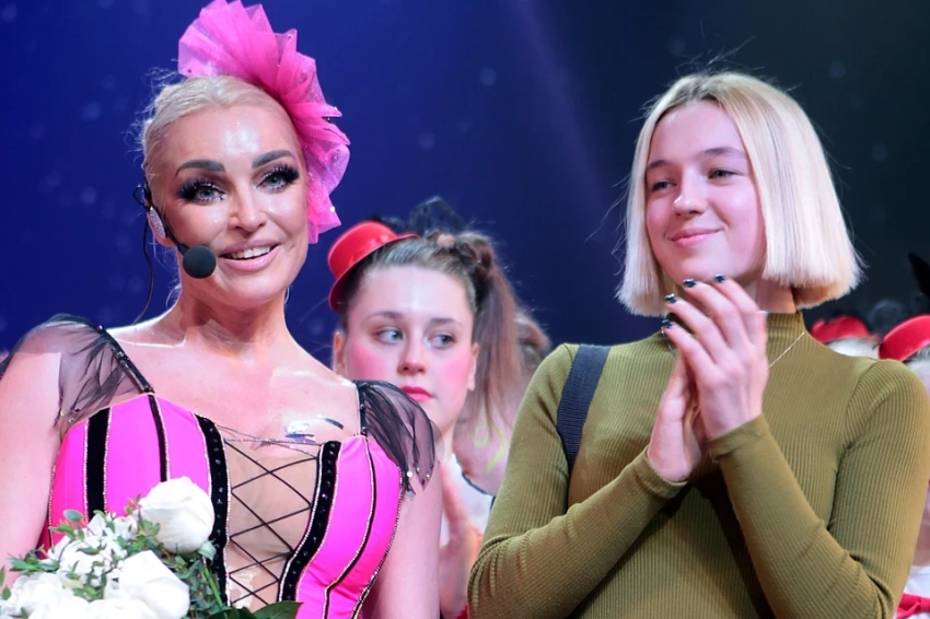 Стремительно повзрослели: 19-летняя дочь Волочковой выходит замуж, а 13-летняя дочь Самойловой сбрила брови и прячется от людей