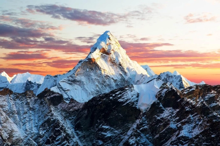 На земле есть две горы выше Эвереста, но вниз, а не вверх - ученые