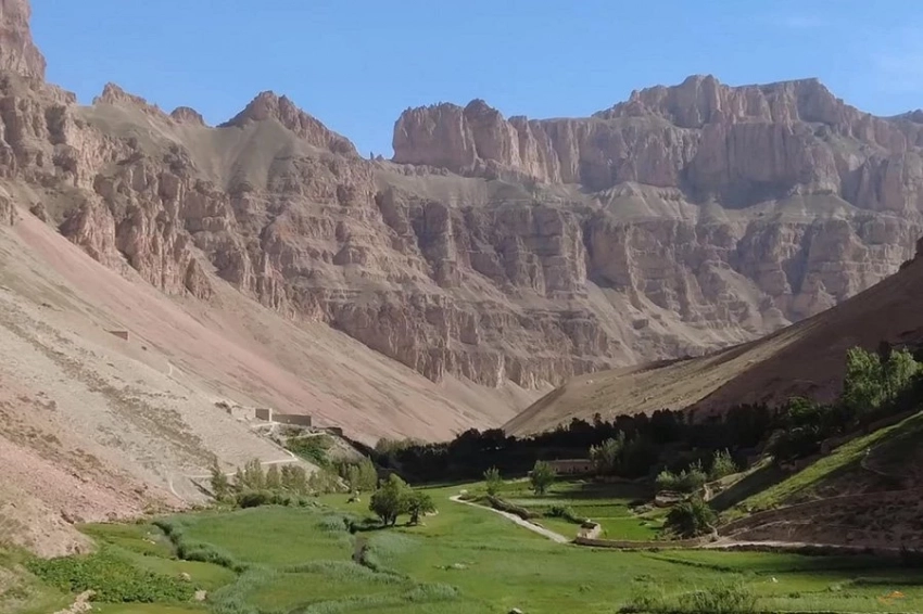 Океаническая плита между Аравийской и Евразийской плитами откалывается