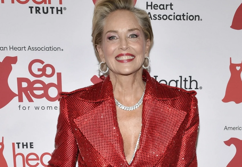 Костюм в стразах и платье с разрезом: Шэрон Стоун продемонстрировала два ярких образа