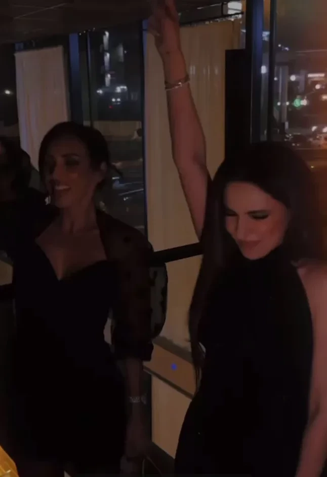 Разведённые Алсу и Зара повеселились в караоке