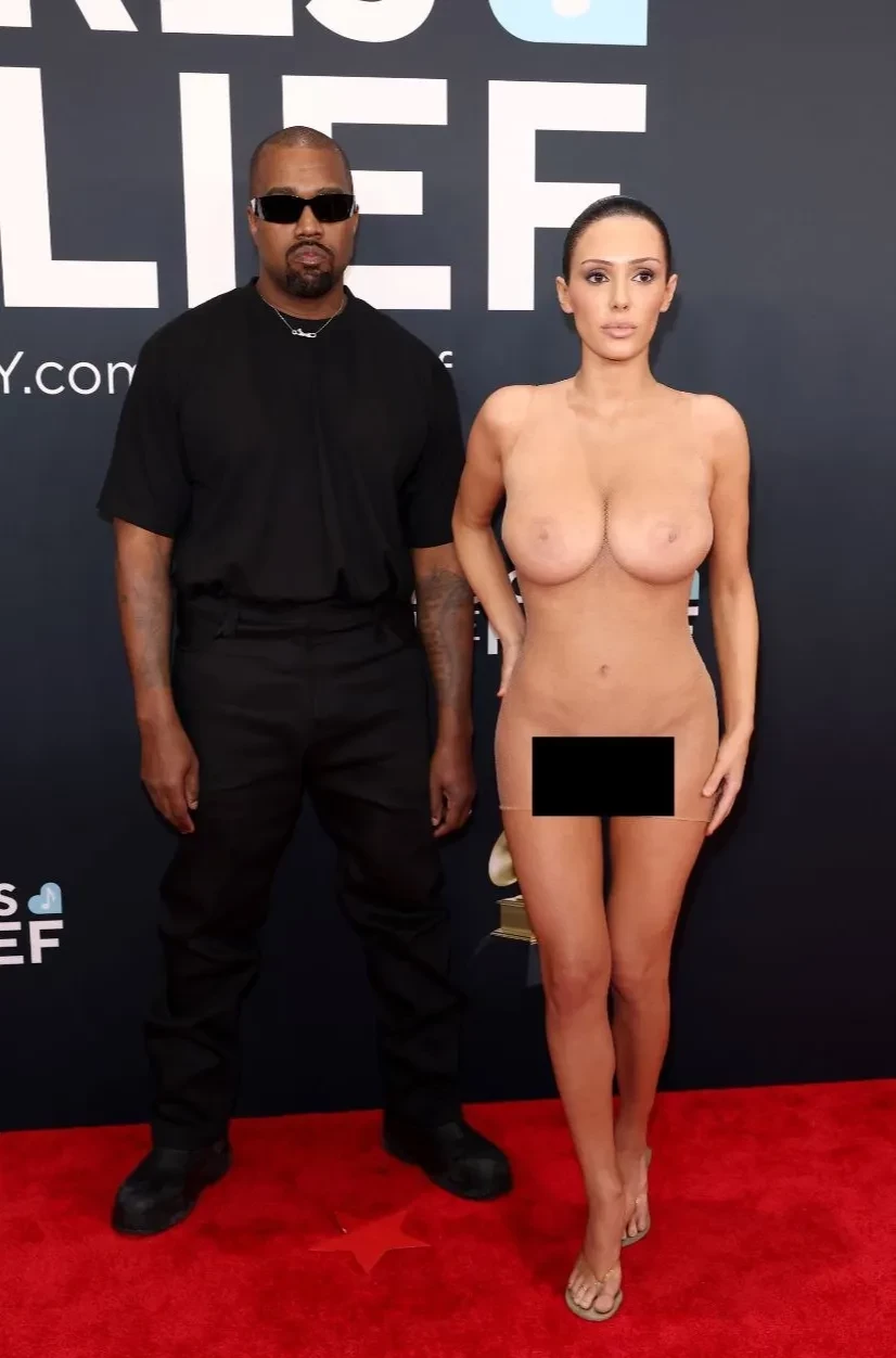 "Он появился, попал в заголовки газет по всему миру и уехал". Канье Уэст считает "Грэмми" "скучной", а "голый" наряд Бьянки Цензори — "искусством"