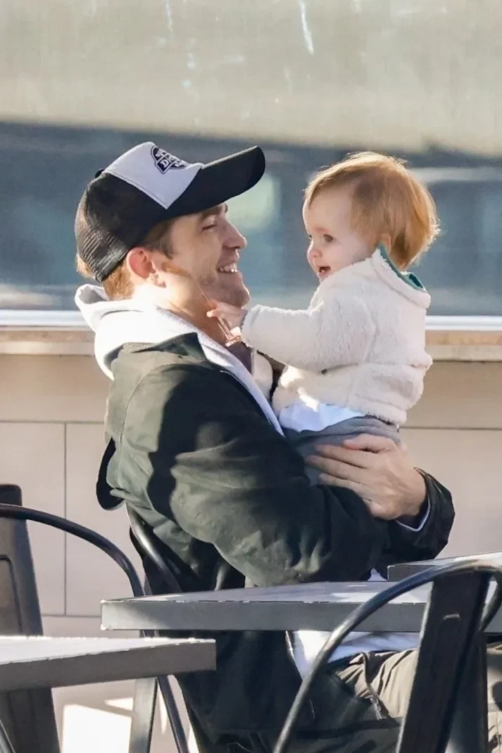 Роберта Паттинсона и Сьюки Уотерхаус засняли на прогулке с дочерью