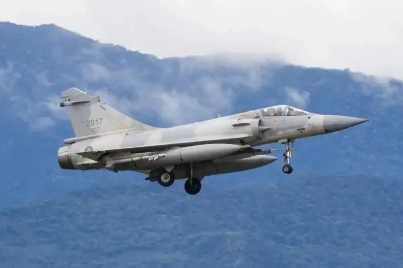 «Усилят нашу оборону»: Зеленский анонсировал появление в зоне СВО французских истребителей Mirage 2000-5F