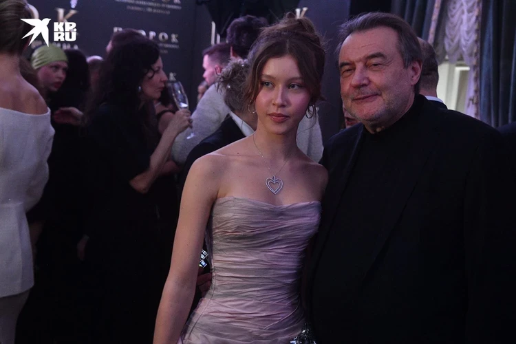 В платье за 650 тысяч рублей от Юдашкина: 15-летняя Анна Пересильд для премьеры фильма «Пророк» выбрала чересчур взрослый образ