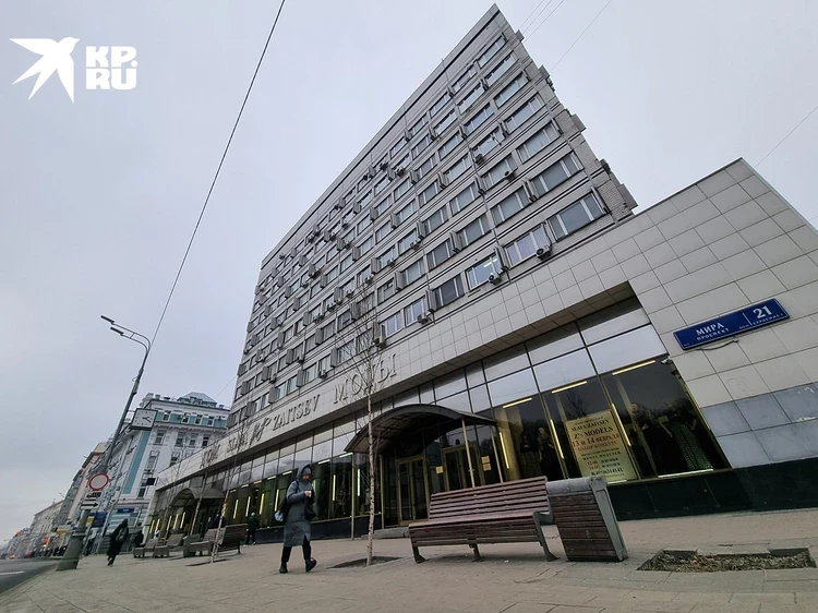 Сюда ходили Бабкина, Кобзон и Басков, а сейчас все вывозят мусорщики фурами: Дом моды Славы Зайцева погибает вслед за модельером