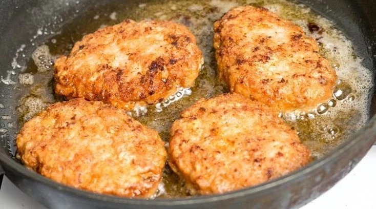 Как жарить котлеты и стейки без брызг: действенный лайфхак