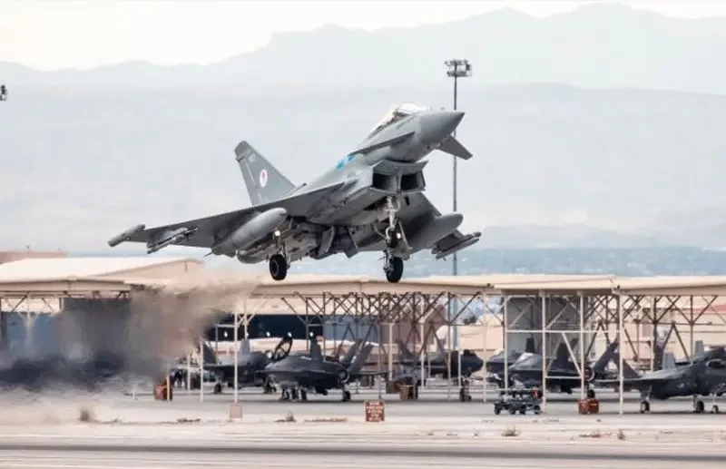 Неспособная отправить свои войска на Украину Британия предлагает организовать над ней воздушное патрулирование