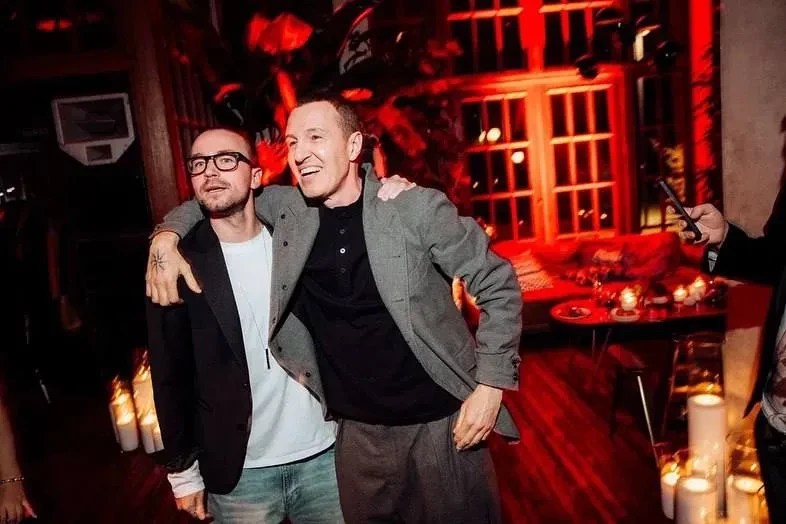 Александр Петров отметил день рождения с беременной женой и друзьями, среди которых — Юра Борисов