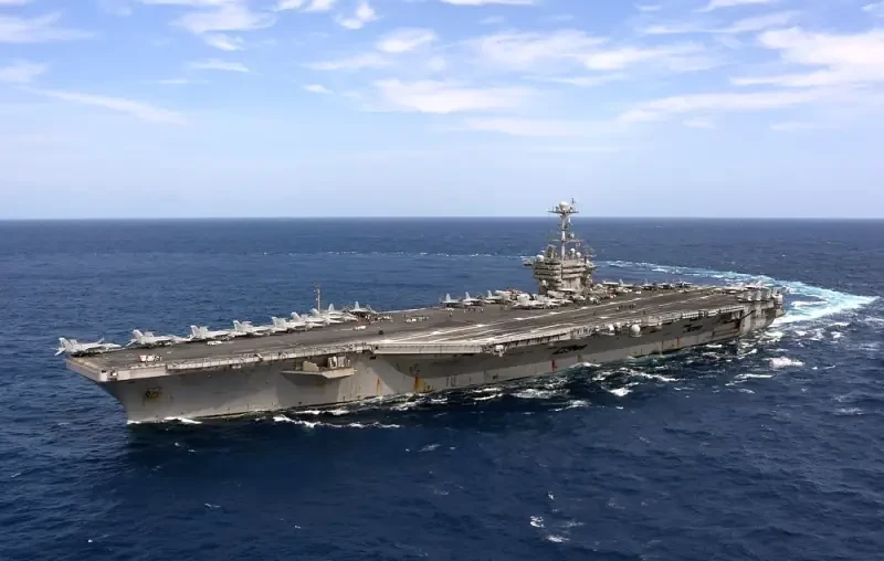 Командир авианосца ВМС США освобождён от должности после столкновения с сухогрузом
