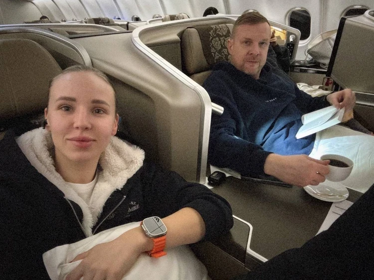 Невеста без свадебного платья: Экс-футболист Вячеслав Малафеев тайно женился в Петербурге на юной гимнастке