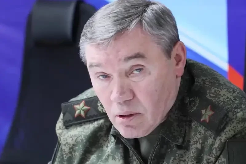 «Отдал указания на дальнейшие действия»: Минобороны показало видео визита главы Генштаба ВС РФ в штаб группировки «Юг»