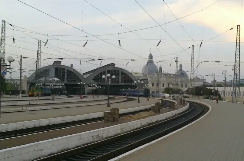 Украинские медиаресурсы показали кадры с поездом, загоревшимся на вокзале Львова