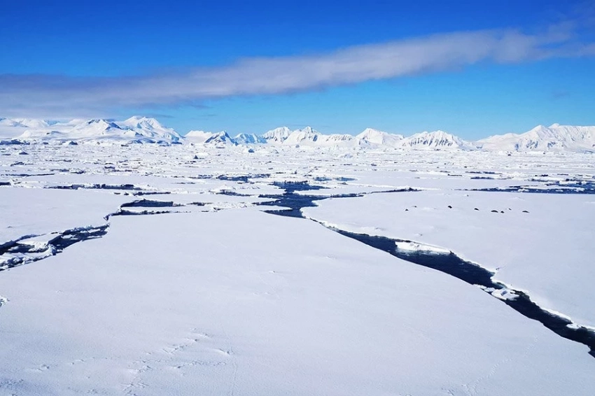 Трещины в ледяном щите Гренландии растут быстрее в ответ на изменение климата