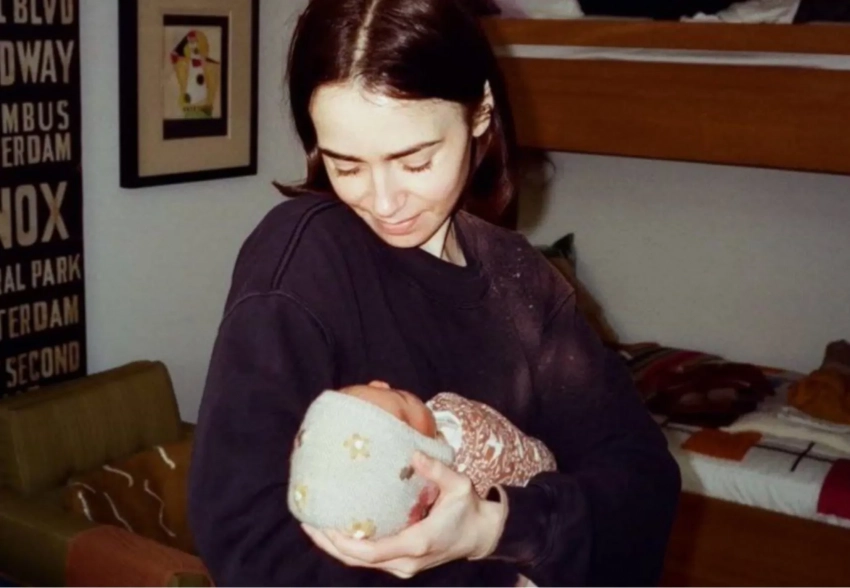 "В режиме мамы". Лили Коллинз показала новое фото с дочерью на фоне критики из-за суррогатного материнства