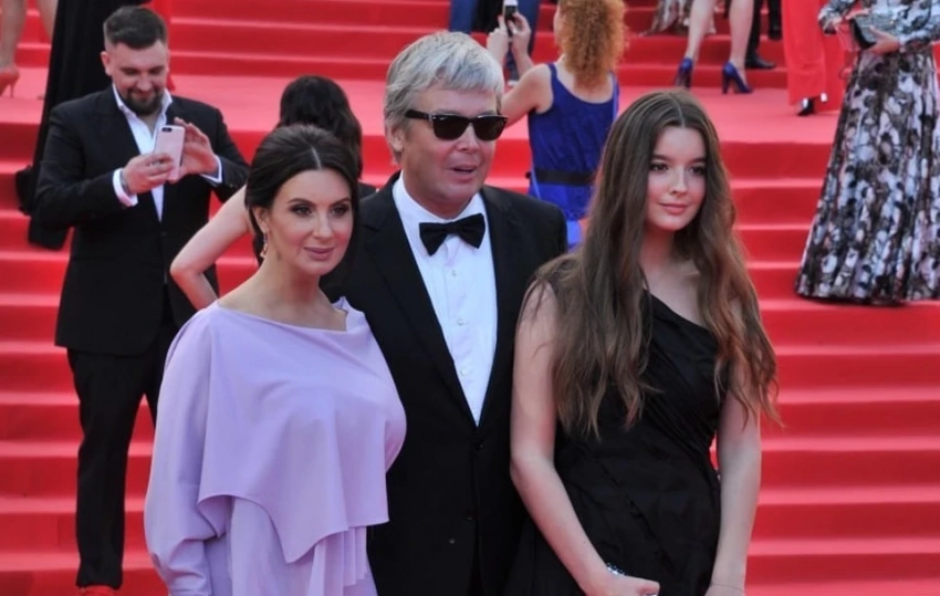 Такая же добрая и красивая как мама: как выглядит младшая дочь Екатерины Стриженовой Александра