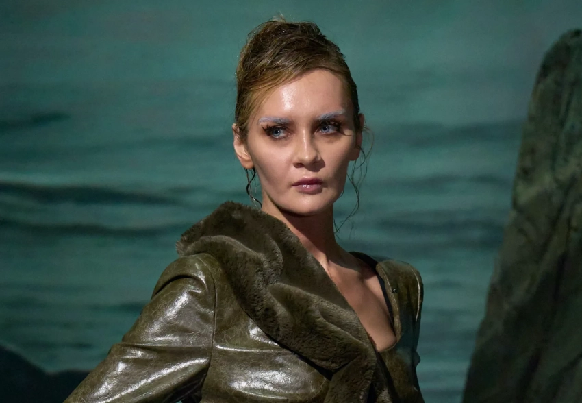 Мошенница Анна Делви с электронным браслетом на ноге открыла модный показ в Нью-Йорке