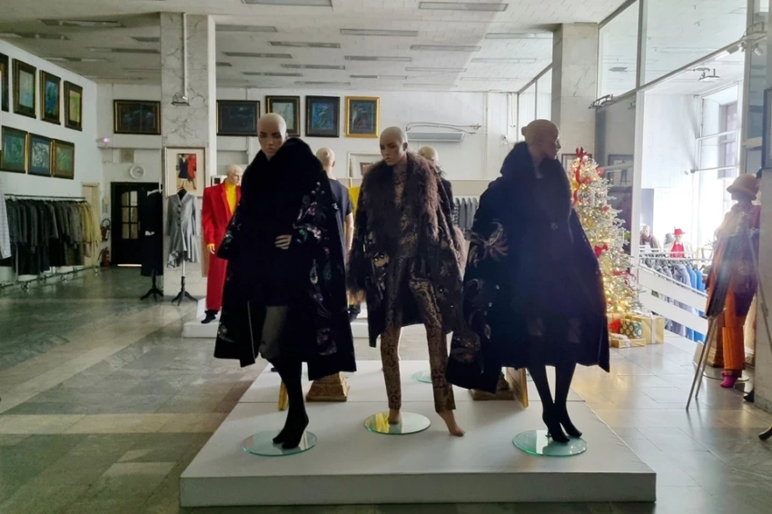 Сюда ходили Бабкина, Кобзон и Басков, а сейчас все вывозят мусорщики фурами: Дом моды Славы Зайцева погибает вслед за модельером