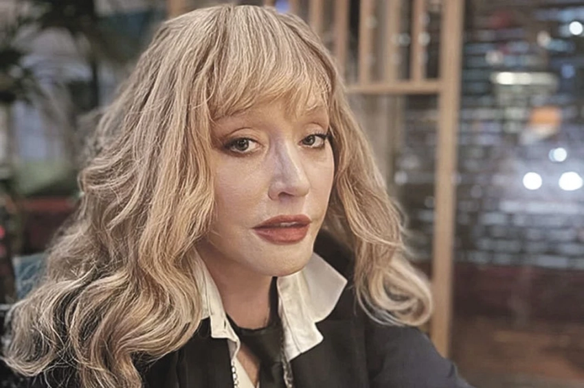 Замок Пугачевой упал в цене из-за плесени: Забор порос мхом, крыша дома частично облупилась