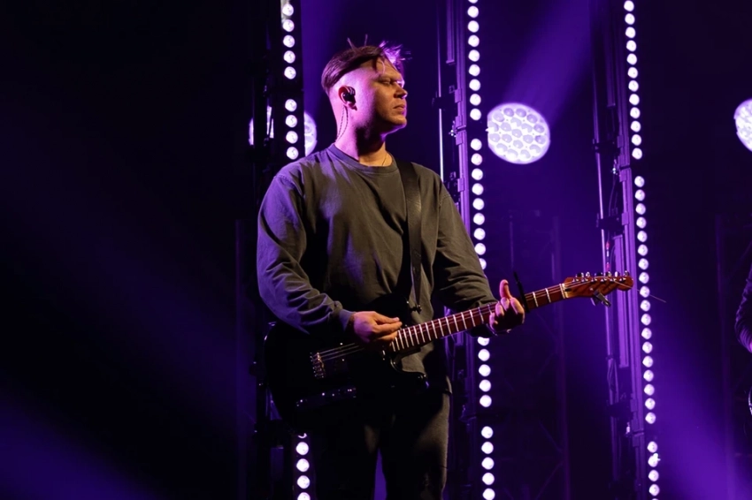 Через Дубай и Сибирь, прямиком в чарты: исполнитель хита «Поезда» Женя Трофимов рассказал о популярности, путешествиях и запретных подарках