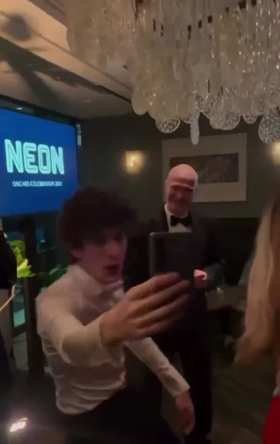 Юра Борисов и Марк Эйдельштейн на афтепати "Оскара" отпраздновали успех "Аноры" под трек группы t.A.T.u.