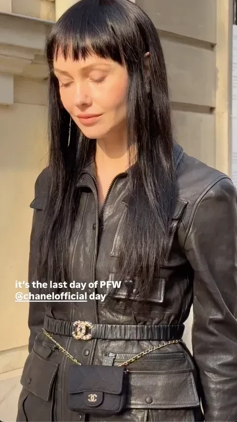 Неделя моды в Париже: Джессика Альба, Ольга Карпуть, Дакота Фаннинг и один голубь на показе Chanel