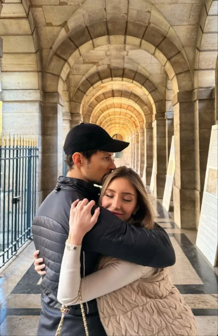 "Биркин" и аффирмации: как девушка Павла Дурова проводит время в Париже