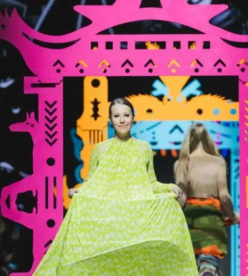 "Чудо-сушилка" и "леди-фуршет". Образ Ксении Собчак на модном показе стал мемом