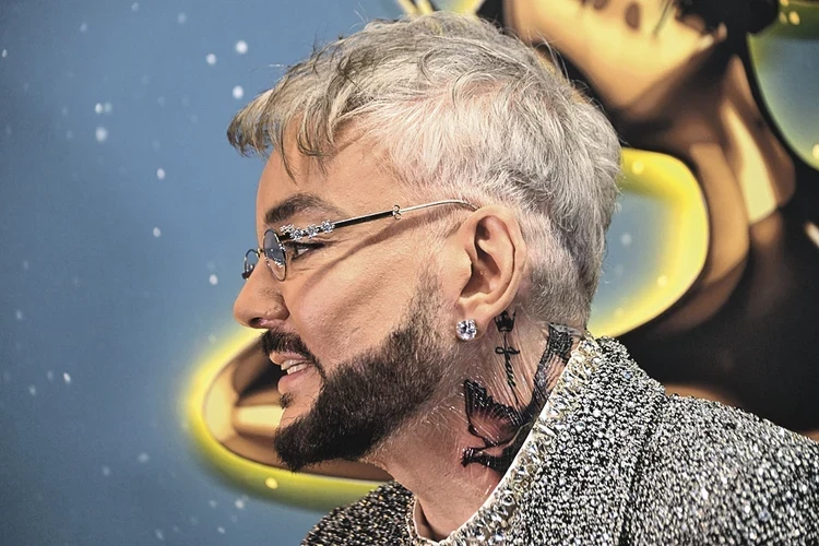 Зачем Киркоров забил все тело татуировками: На спине - герб, на руках - дракон