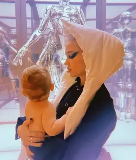 "Я пыталась умолять". Граймс высказалась о публичности своих детей от Илона Маска