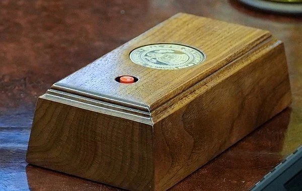 Трамп показал красную кнопку для заказа Coca-Cola, которую принимают за ядерную